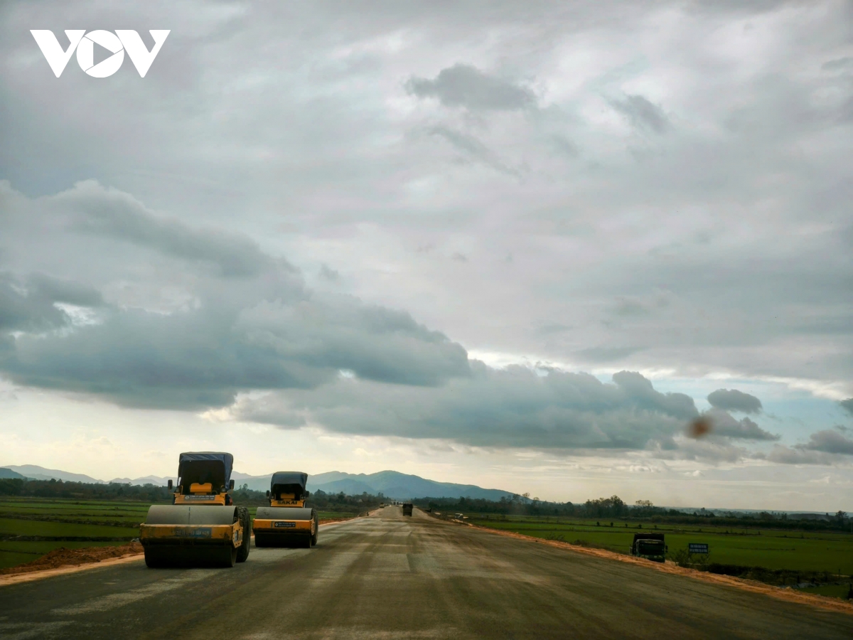 Số lượng m&aacute;y m&oacute;c tr&ecirc;n c&ocirc;ng tr&igrave;nh c&ograve;n &iacute;t n&ecirc;n ảnh hưởng đến tiến độ thi c&ocirc;ng